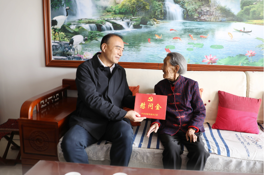 焦衛(wèi)星到鳳城街道走訪慰問(wèn)百歲老人
